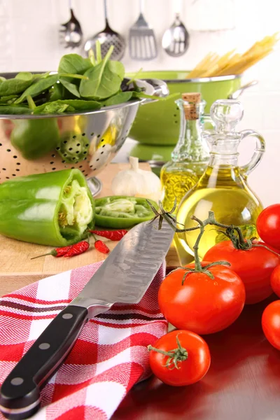 Tomates frescos y pimientos verdes en el mostrador —  Fotos de Stock