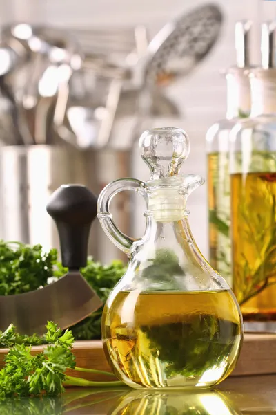 Botella de aceite de oliva y perejil fresco — Foto de Stock