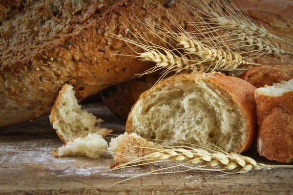 Närbild av bröd på bord av trä — Stockfoto