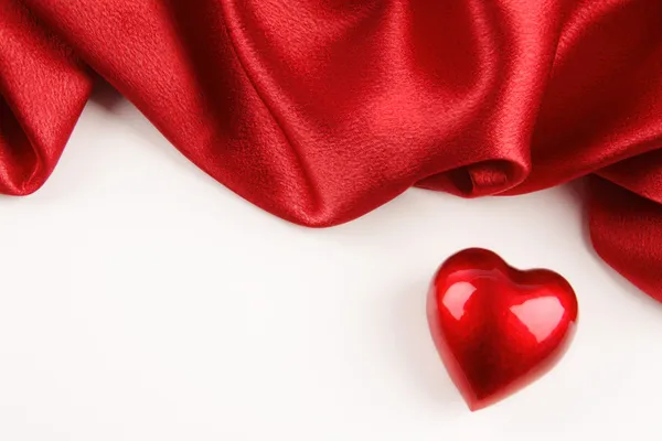 Καρδιά του Αγίου Βαλεντίνου με κόκκινο μετάξι — Φωτογραφία Αρχείου