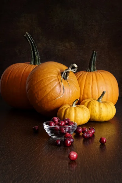 Calabazas, calabazas y arándanos en la mesa — Foto de Stock