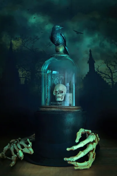 Tarro de campana de vidrio con manos de cuervo y esqueleto — Foto de Stock