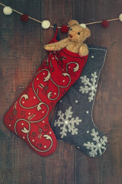 Pequeño osito de peluche en media para Navidad — Foto de Stock