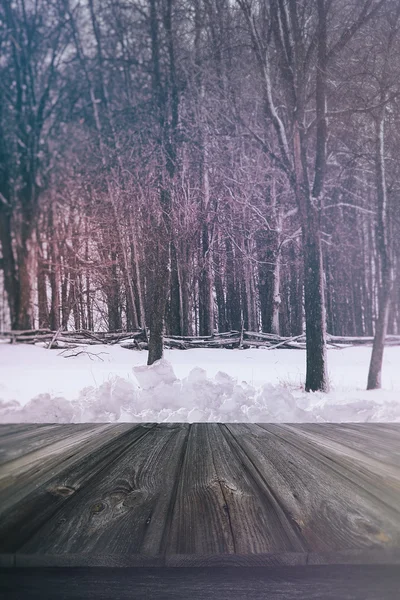 Planches de bois dans la neige — Photo