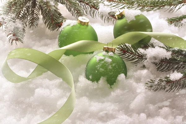 Bolas verdes de vacaciones en la nieve — Foto de Stock