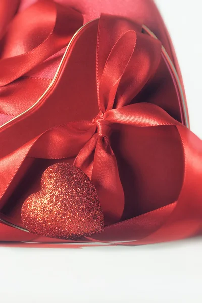 Herzen und Bänder zum Valentinstag — Stockfoto