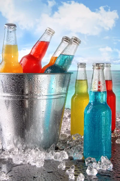 Холодные напитки в ведре со льдом на пляже — стоковое фото