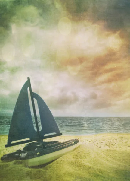 Oyuncak yelkenli vintage bir görünüm ile kum — Stok fotoğraf