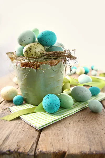 Ovos salpicados na tigela para a Páscoa — Fotografia de Stock