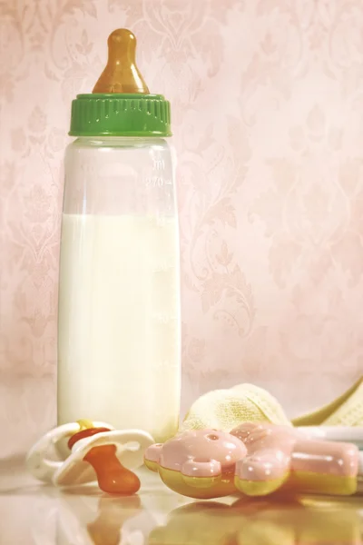 Bottiglia bambino con latte sul bancone — Foto Stock