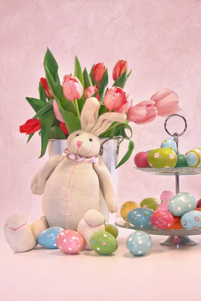 Пасхальні кролячі тюльпани та яйця — стокове фото