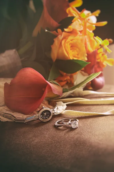 Fedi nuziali e bouquet su sedia — Foto Stock