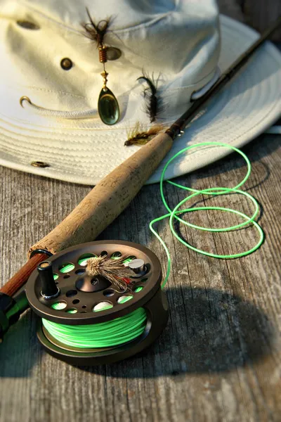 Close-up de carretel de pesca com mosca e haste com chapéu — Fotografia de Stock