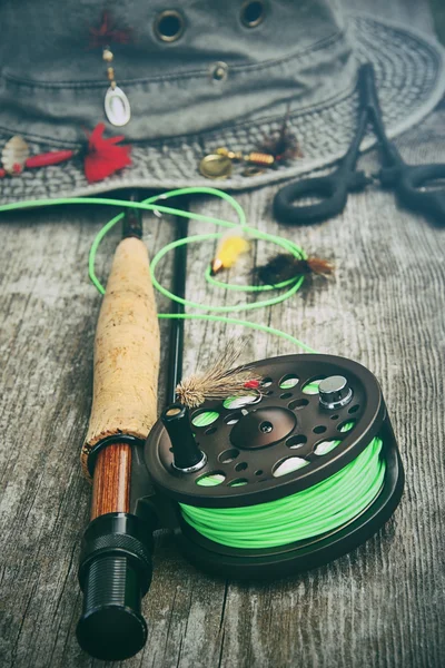 Carretel de pesca da mosca com chapéu velho no banco — Fotografia de Stock