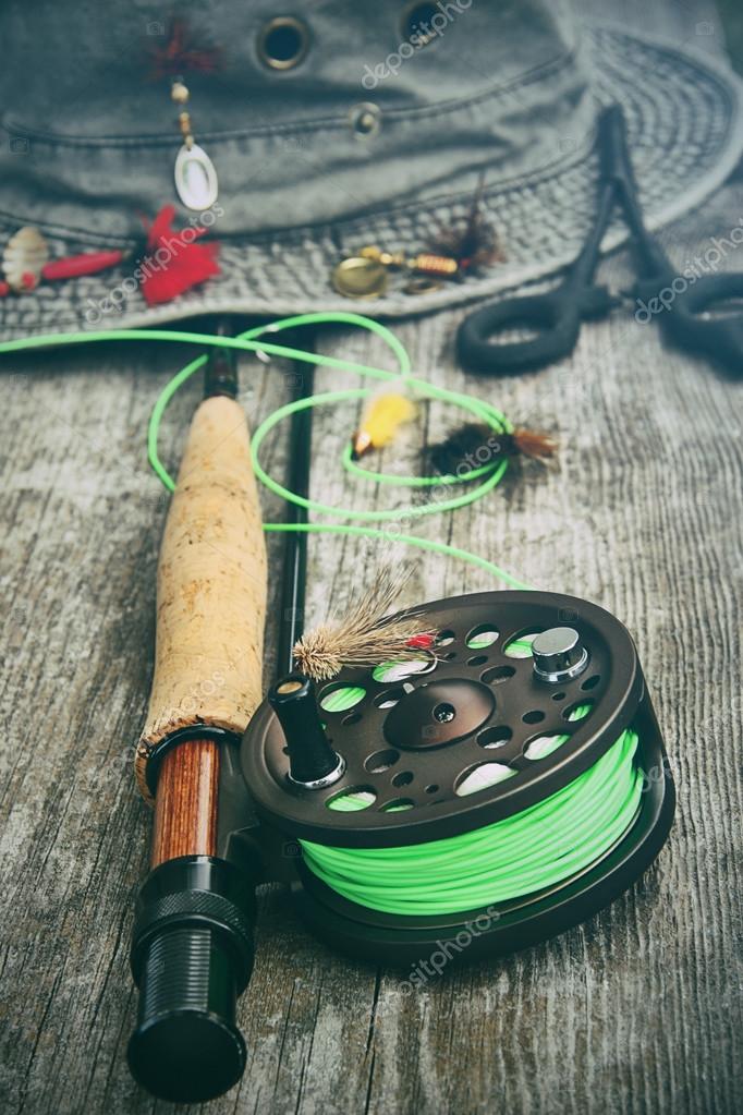 Fly fishing reel with old hat on bench — Stock Photo © Sandralise #47860803