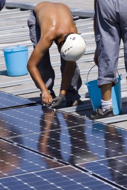 işçiler fotovoltaik paneller ayarlama