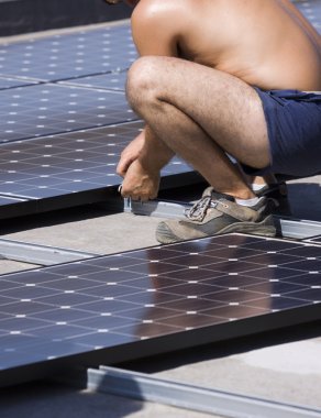 işçiler fotovoltaik paneller ayarlama