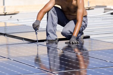 işçiler fotovoltaik paneller ayarlama