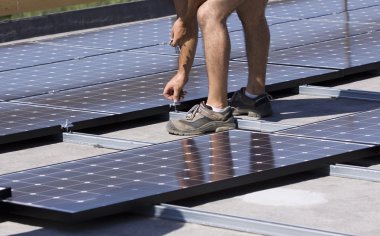 işçiler fotovoltaik paneller ayarlama