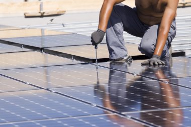 işçiler fotovoltaik paneller ayarlama