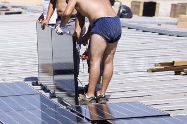 işçiler fotovoltaik paneller ayarlama