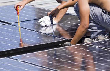 işçiler fotovoltaik paneller ayarlama