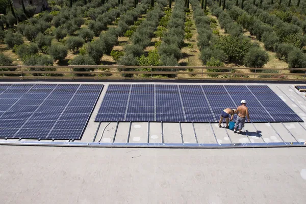 I lavoratori impostano pannelli fotovoltaici — Foto Stock