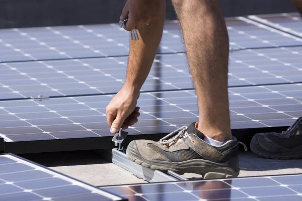 Los trabajadores establecen paneles fotovoltaicos —  Fotos de Stock