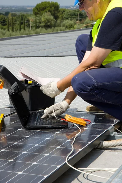 Ingénieur testant des panneaux solaires — Photo