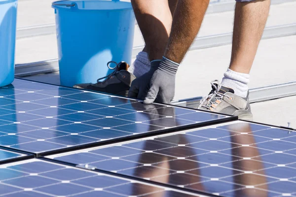 Trabalhadores definir painéis fotovoltaicos — Fotografia de Stock