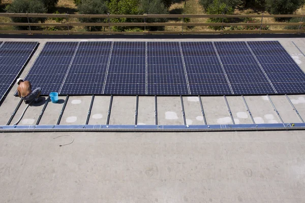 Workers set photovoltaic panels — Stock Photo, Image