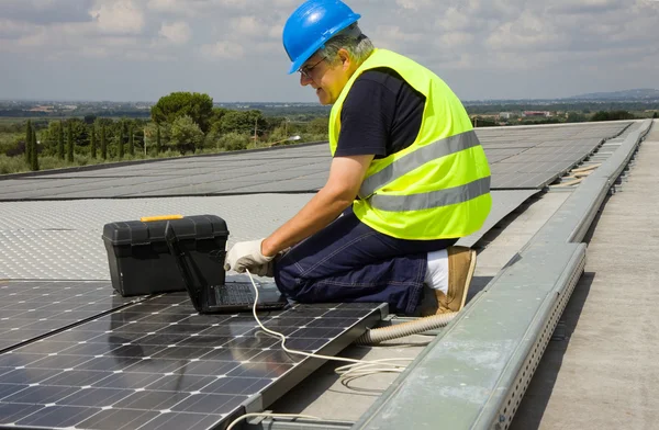 Inżynier testów panele słoneczne — Zdjęcie stockowe