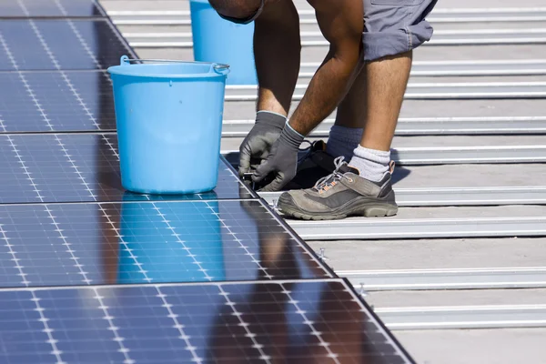 Les travailleurs établissent des panneaux photovoltaïques — Photo