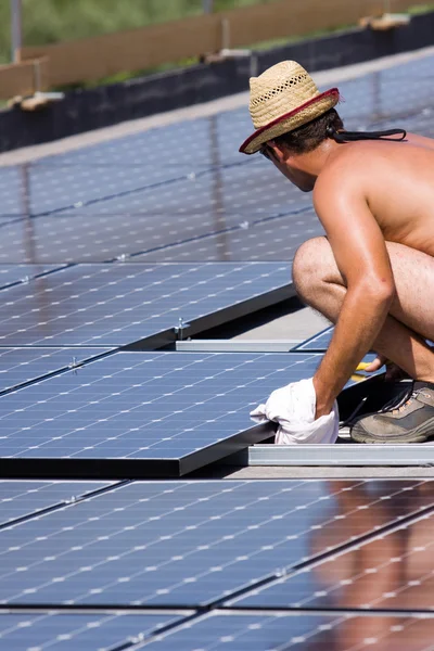 Trabalhadores definir painéis fotovoltaicos — Fotografia de Stock