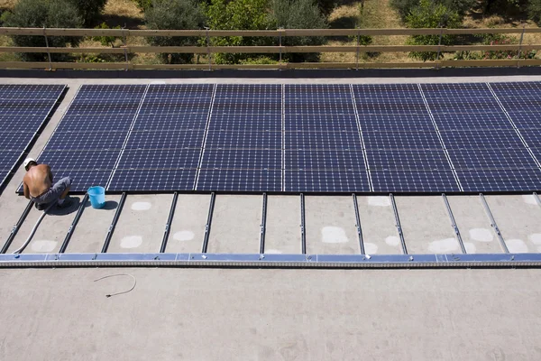 Trabalhadores definir painéis fotovoltaicos — Fotografia de Stock