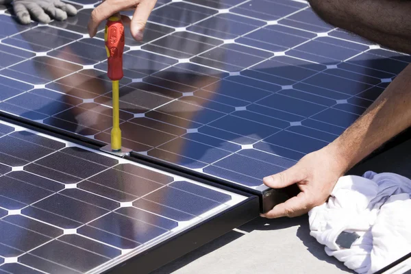 Los trabajadores establecen paneles fotovoltaicos —  Fotos de Stock