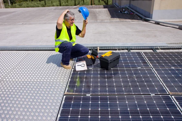 Engineer testing solar panels — Stock Photo, Image