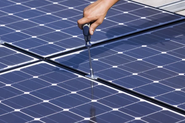 Workers set photovoltaic panels — Stock Photo, Image