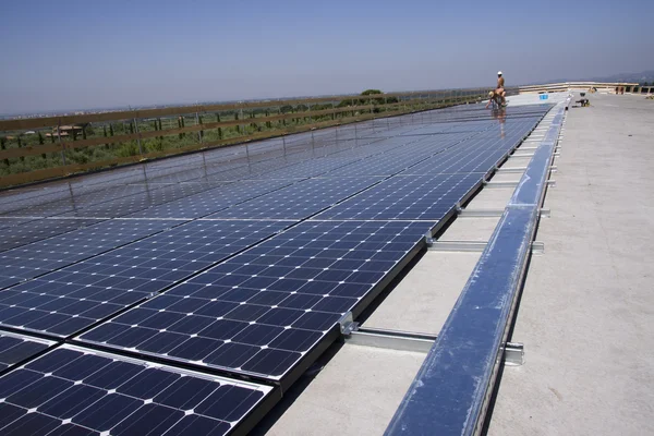 I lavoratori impostano pannelli fotovoltaici — Foto Stock