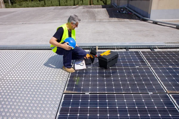 Ingeniero de pruebas de paneles solares —  Fotos de Stock