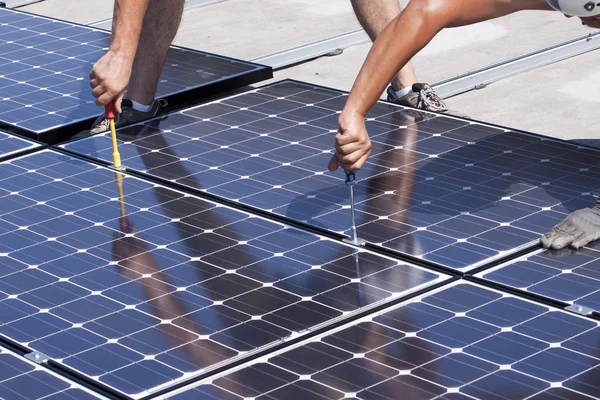 Werknemers instellen fotovoltaïsche panelen — Stockfoto