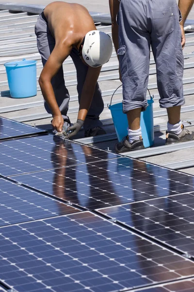 労働者は、太陽光発電パネルを設定します。 — ストック写真