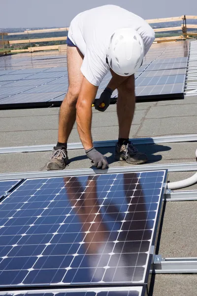 Pracovníci sada fotovoltaických panelů — Stock fotografie