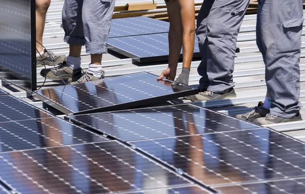 Arbeiter setzen Photovoltaik-Paneele — Stockfoto