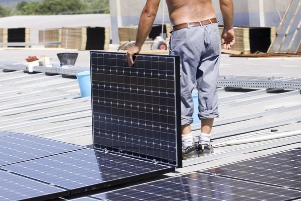 Workers set photovoltaic panels — Stock Photo, Image