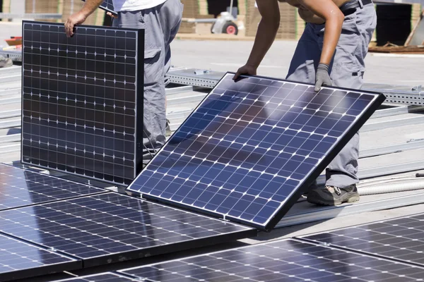 Les travailleurs établissent des panneaux photovoltaïques — Photo