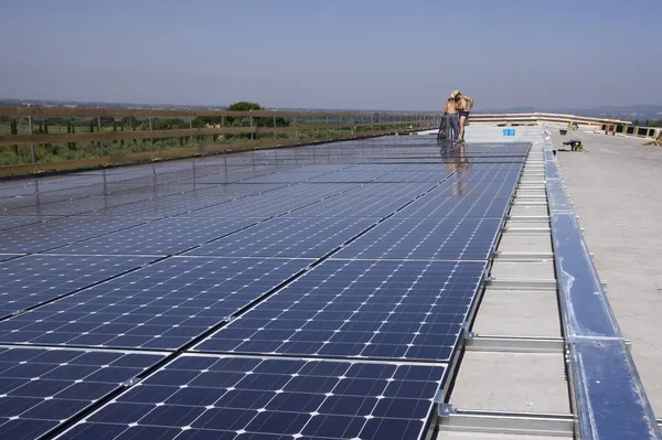 Trabalhadores definir painéis fotovoltaicos — Fotografia de Stock