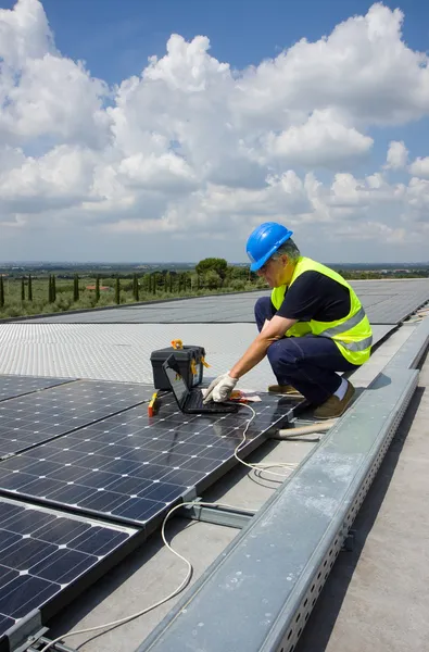 Inżynier testów panele słoneczne — Zdjęcie stockowe