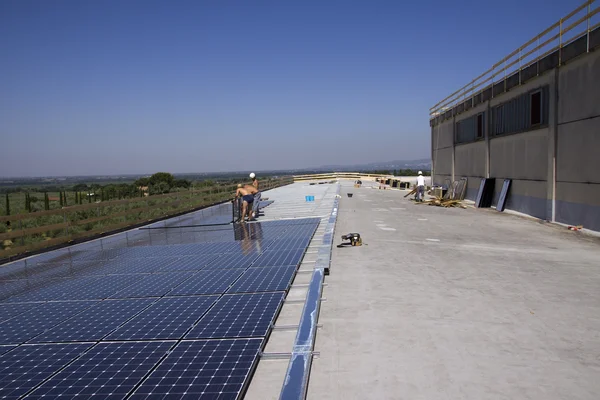 Les travailleurs établissent des panneaux photovoltaïques — Photo