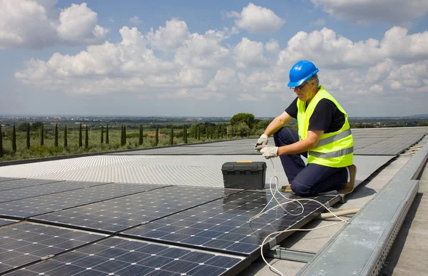 Engineer testing solar panels — Stock Photo, Image